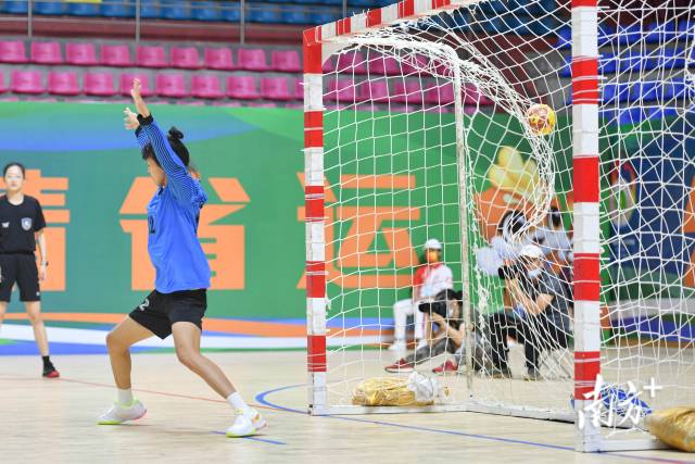 成功破门瞬间,手球停留在网中。 成功破门瞬间,手球停留在网中。