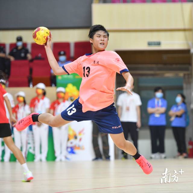 清远队球员在赛场上全力起跳搏杀。 清远队球员在赛场上全力起跳搏杀。