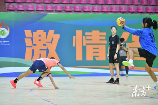 清远队员奋力一击。 清远队员奋力一击。