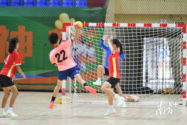 清远队在短时间内一次又一次发起进攻。 清远队在短时间内一次又一次发起进攻。