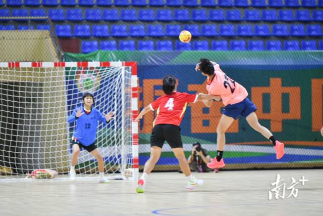 赛场上,进攻中的清远队球员们全力掷球。 赛场上,进攻中的清远队球员们全力掷球。