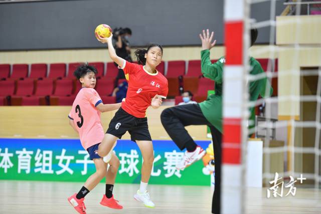 赛场上,选手们你来我往,不甘示弱。 赛场上,选手们你来我往,不甘示弱。