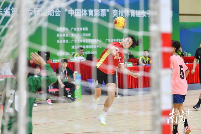 湛江队球员在闪展腾挪间掷球攻向球门。 湛江队球员在闪展腾挪间掷球攻向球门。