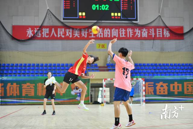 比赛中的球员们健步如飞。 比赛中的球员们健步如飞。