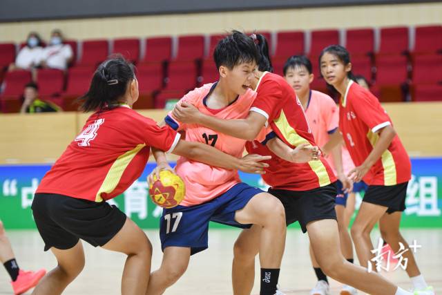 清远队球员在进攻中尝试突破重围。 清远队球员在进攻中尝试突破重围。