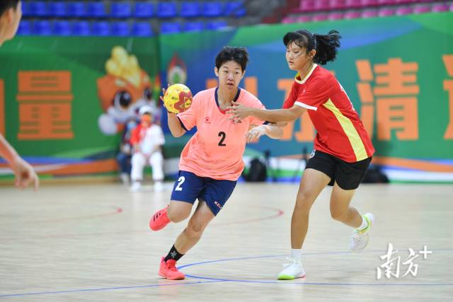 “揭幕战”中,拿下18分的清远队球员梁洛欣表现亮眼。 “揭幕战”中,拿下18分的清远队球员梁洛欣表现亮眼。