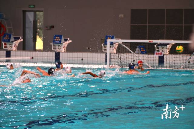 据悉,水球比赛中,平均每位选手的泳程超5公里。 据悉,水球比赛中,平均每位选手的泳程超5公里。