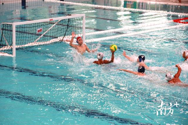 佛山队选手即将射门,清远队选手试图拦截。 佛山队选手即将射门,清远队选手试图拦截。