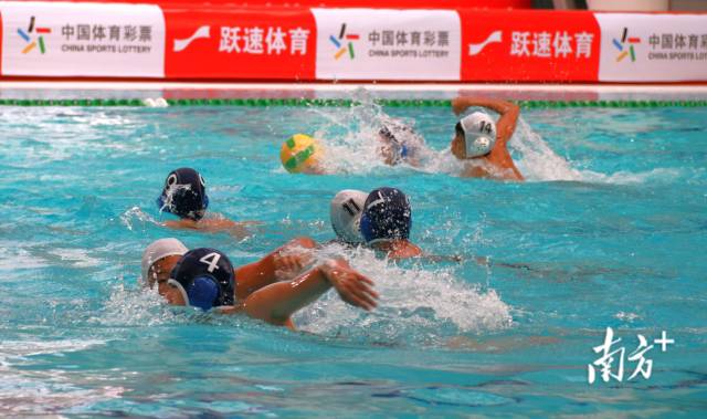 选手奋起追赶,激起阵阵水花。 选手奋起追赶,激起阵阵水花。