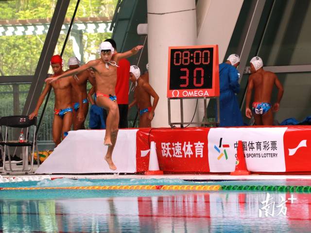 佛山选手开赛前进行水下热身。