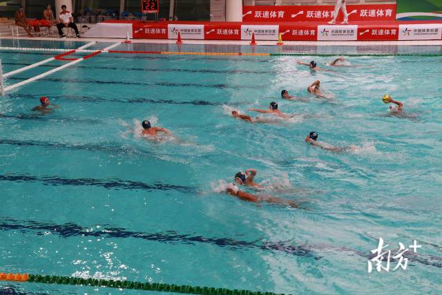 随着白帽选手进攻,蓝帽球员纷纷回防。 随着白帽选手进攻,蓝帽球员纷纷回防。