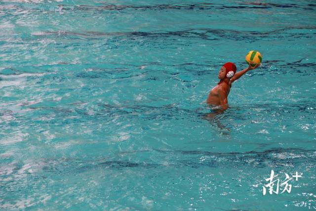 守门员正在发球。 守门员正在发球。