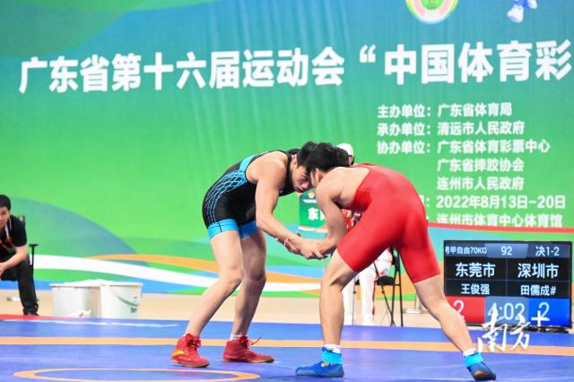 8月20日下午,省运会竞技体育组摔跤比赛在连州市体育中心体育馆圆满收官。张晓欣 摄 8月20日下午,省运会竞技体育组摔跤比赛在连州市体育中心体育馆圆满收官。张晓欣 摄