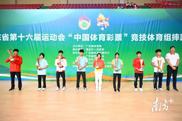 颁发团体总分奖杯。张晓欣 摄 颁发团体总分奖杯。张晓欣 摄