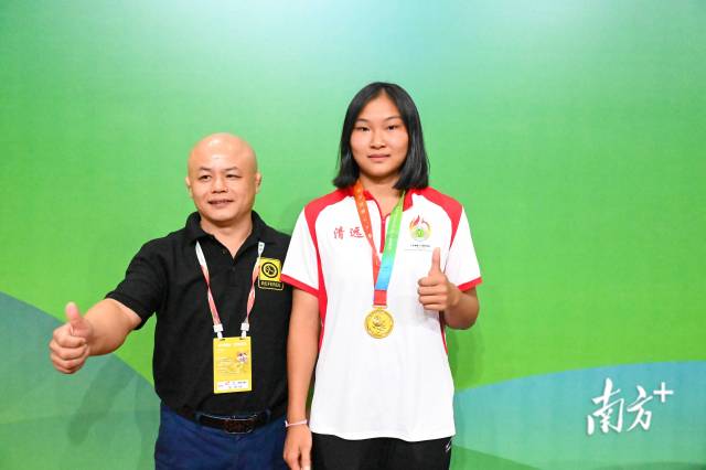 连州籍选手黎欣萍与连州市青少年业余体校副校长、柔道教练胡志坚合影。张晓欣 摄 连州籍选手黎欣萍与连州市青少年业余体校副校长、柔道教练胡志坚合影。张晓欣 摄