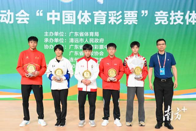 颁发体育道德风尚奖(运动队)。张晓欣 摄 颁发体育道德风尚奖(运动队)。张晓欣 摄