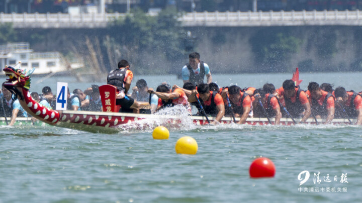 发令枪响后,清远队奋力向前。