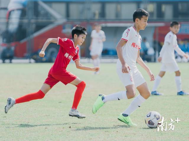 足球梦在青少年的心里扎根发芽。 受访者供图 足球梦在青少年的心里扎根发芽。 受访者供图