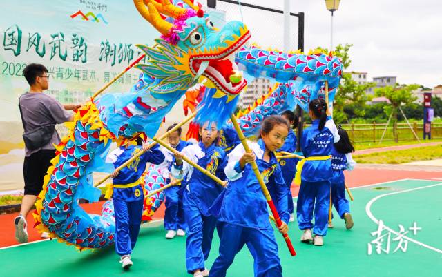 精彩的舞龙表演引得围观的家长们连连称赞。