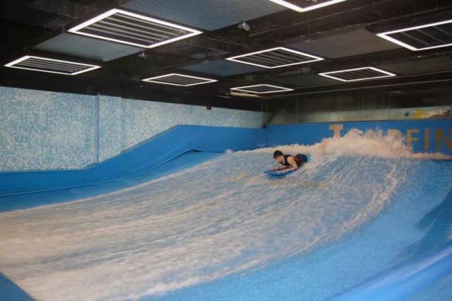 冲浪运动受年轻人喜爱