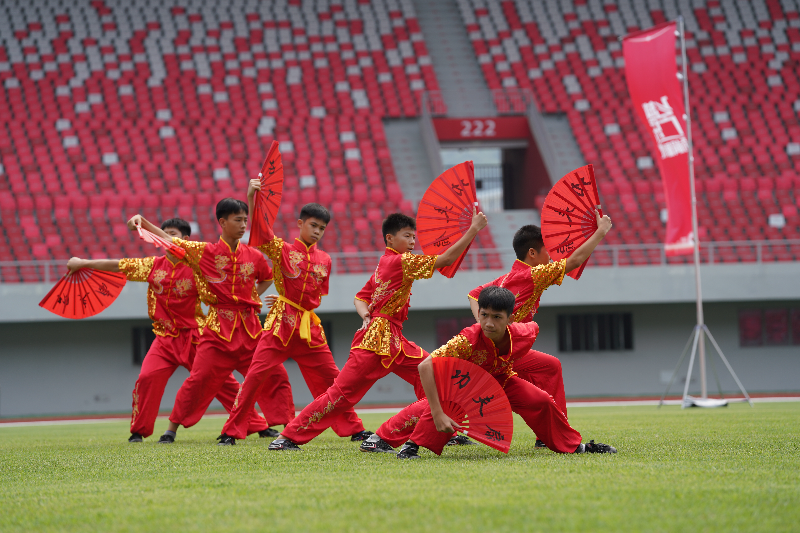 9月23日,在清远体育中心,来自南方影视文武学校的学生齐聚于此,为即将到来的省运会开幕式挥洒汗水。清远日报记者 邱炜民 摄.jpg