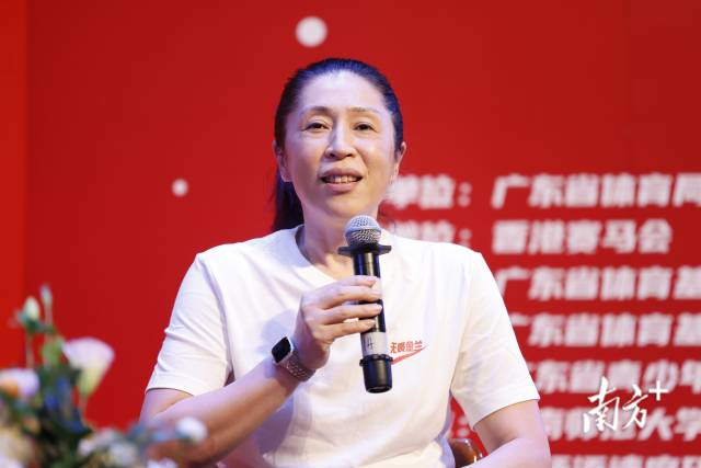 中国女篮主教练郑薇。 南方+ 李细华 拍摄 中国女篮主教练郑薇。 南方+ 李细华 拍摄