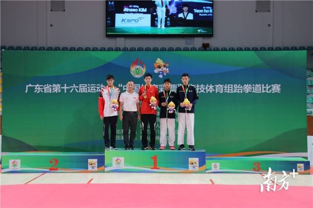 男子丙组58KG级前三选手颁奖现场。