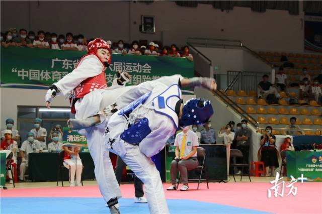 清远代表队运动员刘明昊（着红色护具）和对手激烈对抗。