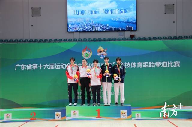 女子乙组59KG级颁奖现场。