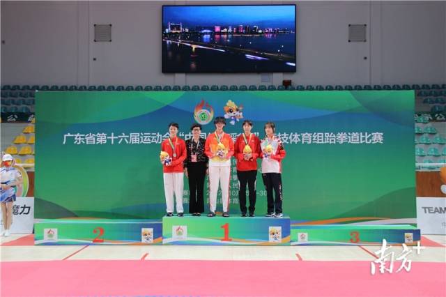 女子甲组+62KG级前三选手颁奖现场。