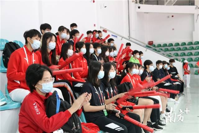 候场运动员为比赛选手加油鼓劲。