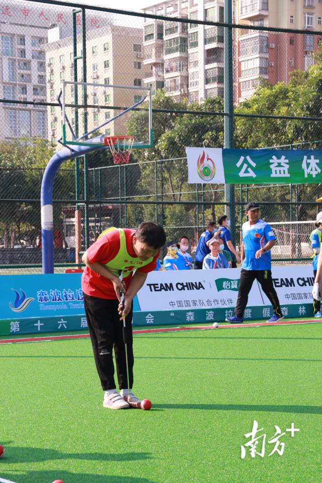 门球又称“槌球”。图为选手发球。陈立楷 摄 门球又称“槌球”。图为选手发球。陈立楷 摄