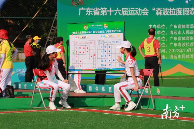 志愿者为队伍计分。陈立楷 摄 志愿者为队伍计分。陈立楷 摄
