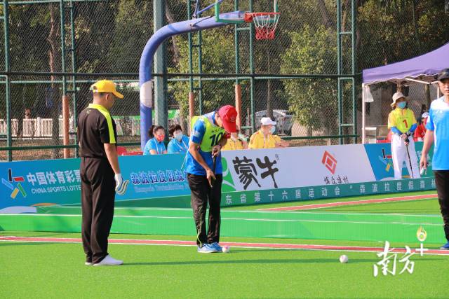 选手用双脚固定“弹道”。陈立楷 摄 选手用双脚固定“弹道”。陈立楷 摄