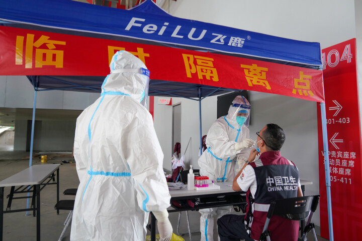 10月30日,观众出现红码人员(密切接触者),医务人员对其进行核酸隔离。清远日报记者 邱炜民 摄