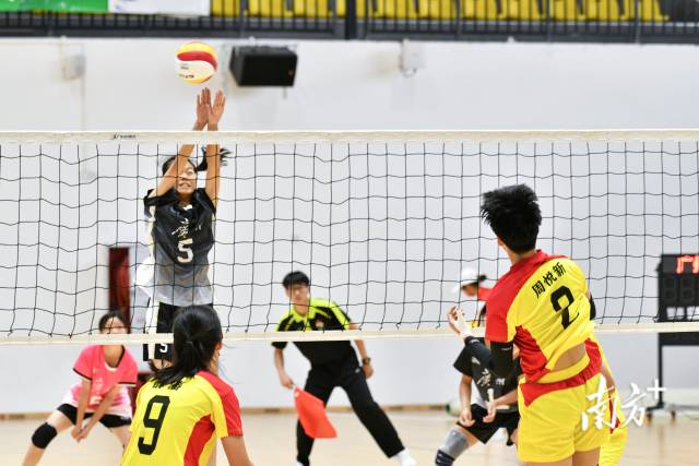 面对扣杀,广州队奋力拦网抵抗。 面对扣杀,广州队奋力拦网抵抗。