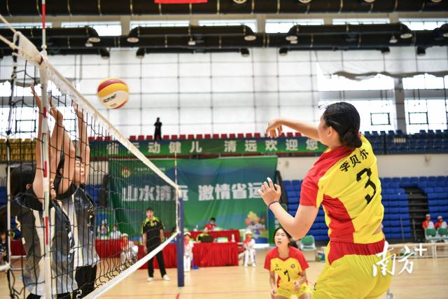 几个回合下来,惠州队(黄衣)表现出不俗的实力。 几个回合下来,惠州队(黄衣)表现出不俗的实力。