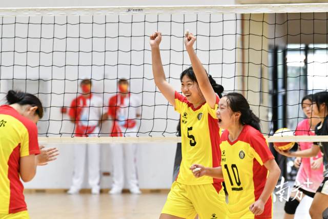 进攻得分后,队员们振臂欢呼。 进攻得分后,队员们振臂欢呼。