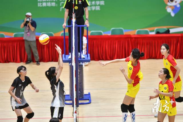 双方你来我往,十分激烈。 双方你来我往,十分激烈。