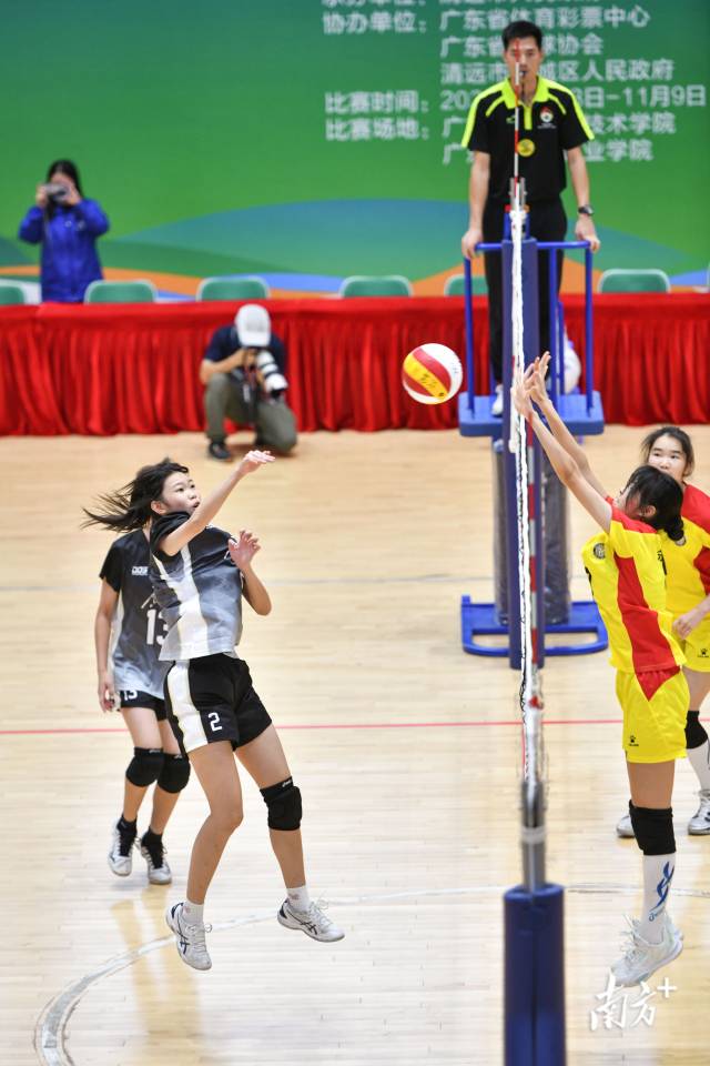 广州队即使一直较明显地处于被压制状态,但士气仍保持高涨。 广州队即使一直较明显地处于被压制状态,但士气仍保持高涨。