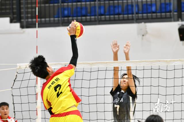 周悦新是惠州队的主攻手,赛场上打法凶悍。 周悦新是惠州队的主攻手,赛场上打法凶悍。