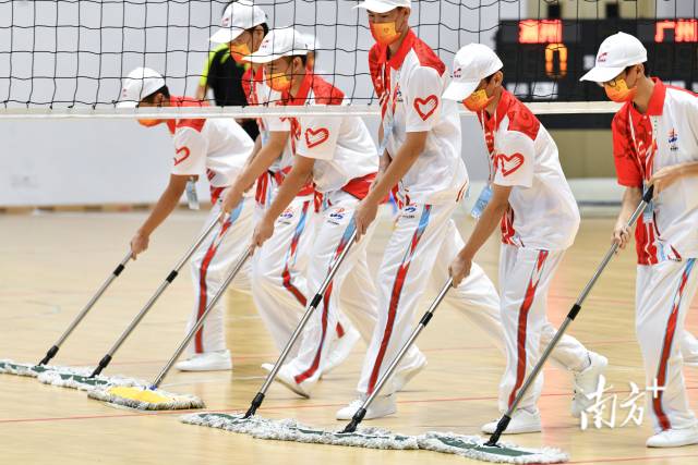 比赛顺利进行,少不了志愿者的后勤保障。 比赛顺利进行,少不了志愿者的后勤保障。