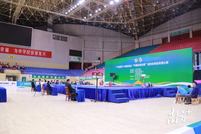 偌大的体育馆内,举重选手轮番上台展示力量,接受观众与裁判的检阅。陈立楷 摄 偌大的体育馆内,举重选手轮番上台展示力量,接受观众与裁判的检阅。陈立楷 摄