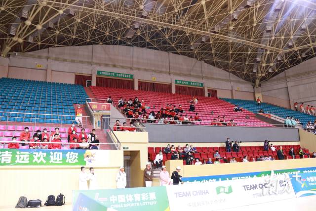 观众席上,各代表团为自家选手呐喊助威。陈立楷 摄 观众席上,各代表团为自家选手呐喊助威。陈立楷 摄