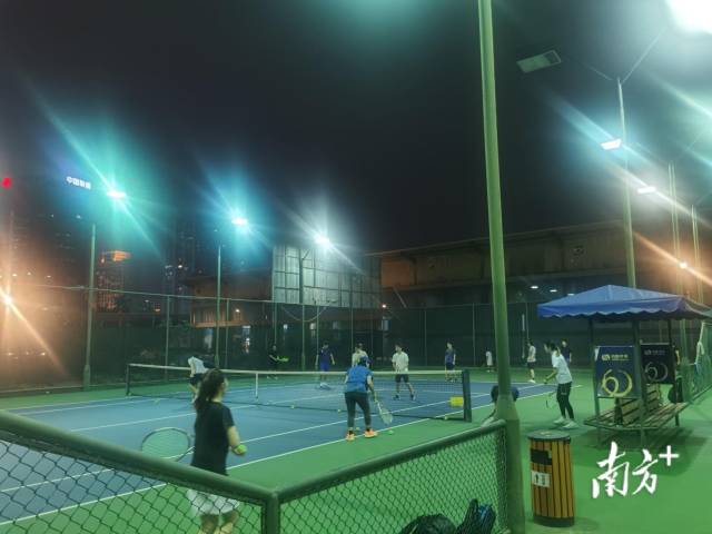 网球场难订,一场会有多人打。 网球场难订,一场会有多人打。