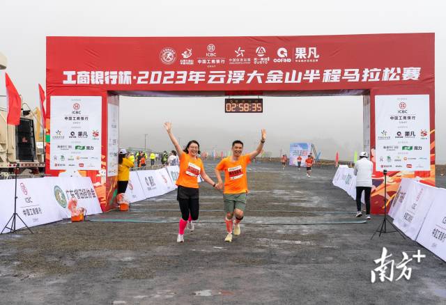 众多父母一起带着孩子来参加欢乐跑。南方日报记者 姚志豪 摄