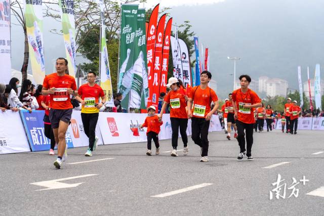 众多父母一起带着孩子来参加欢乐跑。南方日报记者 姚志豪 摄