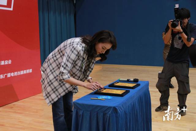 谢杏芳在特制印泥上按下自己的手印并签字。陈立楷 摄