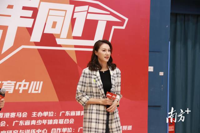 广州籍羽毛球世界冠军谢杏芳与在座现场观众讲述冠军故事、分享带娃心得。陈立楷 摄