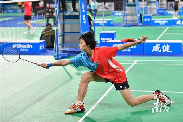 省运会羽毛球比赛现场,东莞队员欧元玥飞身救球,姿态舒展。曾亮超 摄 省运会羽毛球比赛现场,东莞队员欧元玥飞身救球,姿态舒展。曾亮超 摄